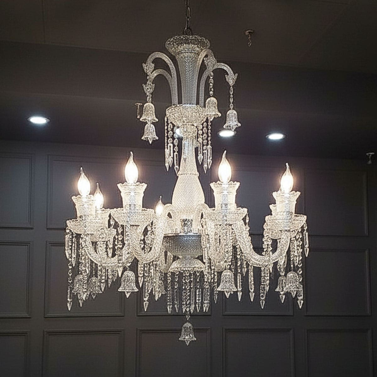 لوستر باکارات نئوکلاسیک کریستالی وارداتی سفید ۶ شعله مناسب پذیرایی و فضاهای رسمی